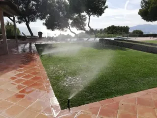 Montaje de sistema de riego profesionales.