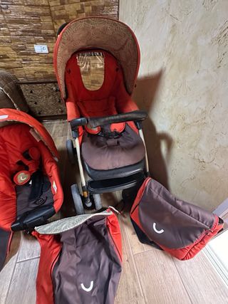 Carricoche de bebé naranja y marrón completo