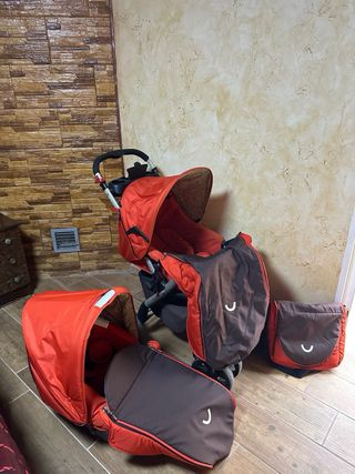 Carricoche de bebé naranja y marrón completo