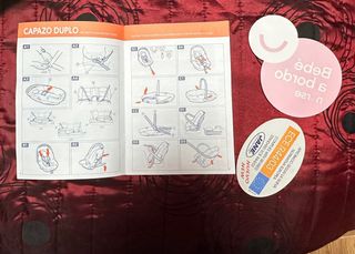 Carricoche de bebé naranja y marrón completo