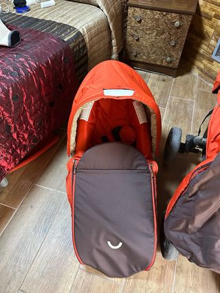 Carricoche de bebé naranja y marrón completo