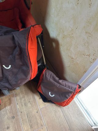 Carricoche de bebé naranja y marrón completo