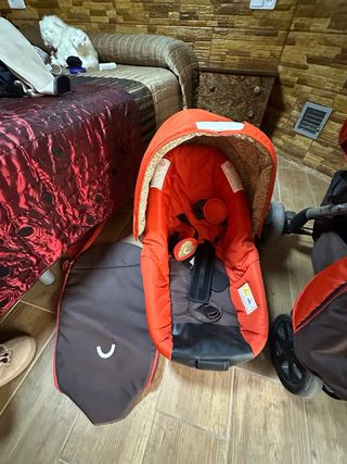 Carricoche de bebé naranja y marrón completo