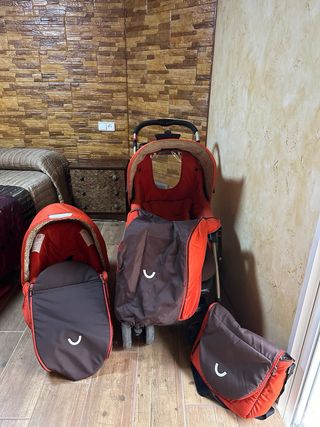 Carricoche de bebé naranja y marrón completo