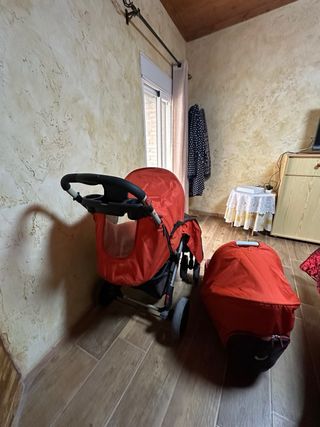 Carricoche de bebé naranja y marrón completo