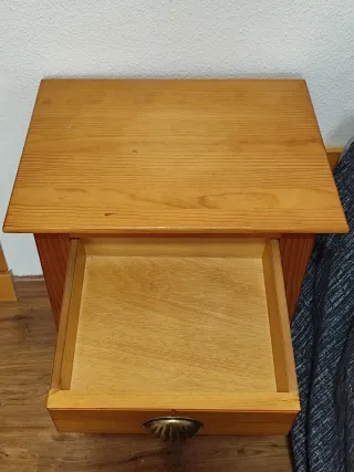 Mesita de noche de madera con cajón