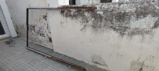 Puerta antigua madera con rejas