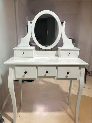 Tocador blanco con espejo ovalado