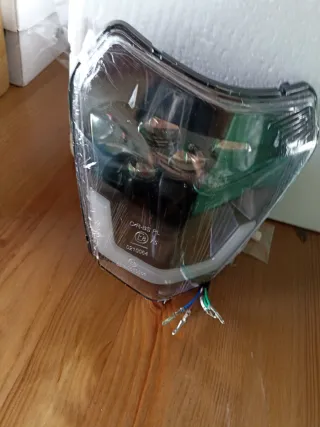 Tubo de escape y faros moto.