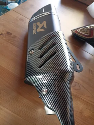 Tubo de escape y faros moto.