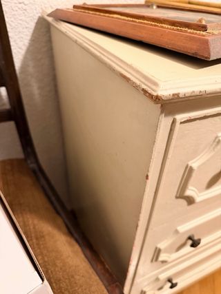 Aparador clásico de madera beige