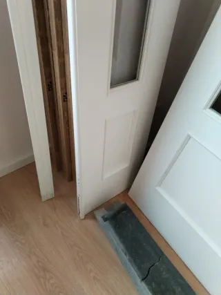 Puerta doble madera maciza con cristalera