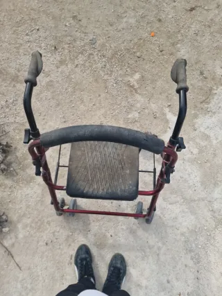 Andador con asiento y ruedas