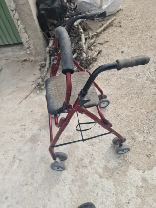 Andador con asiento y ruedas