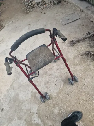 Andador con asiento y ruedas