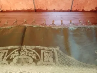 Cubre cama vintage verde brillante con borlas