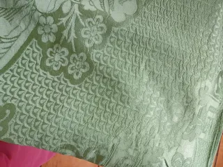 Cubre cama vintage verde brillante con borlas