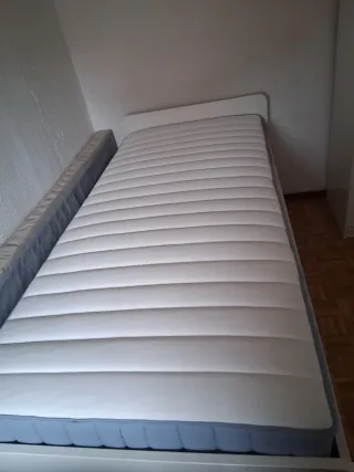 Cama con colchón y cajones