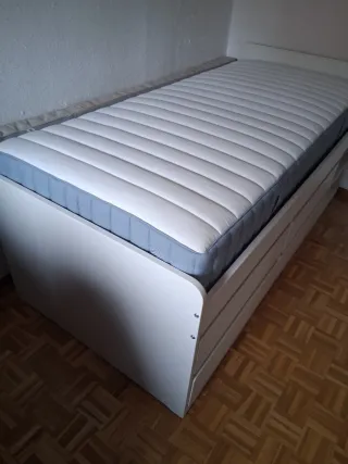 Cama con colchón y cajones