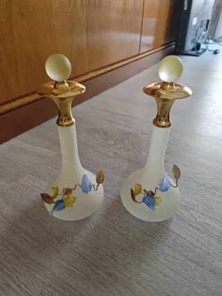 Set tocador cristal y metal dorado.