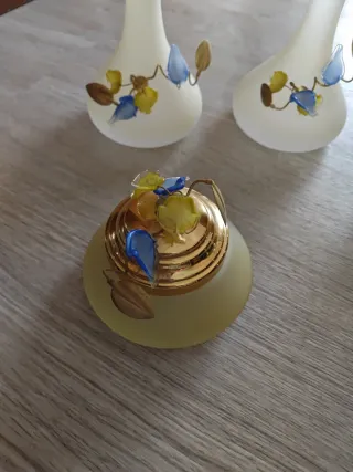 Set tocador cristal y metal dorado.