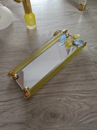 Set tocador cristal y metal dorado.