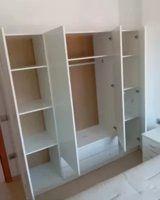 Armadio in legno con cassetti