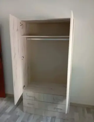 Armadio in legno con cassetti