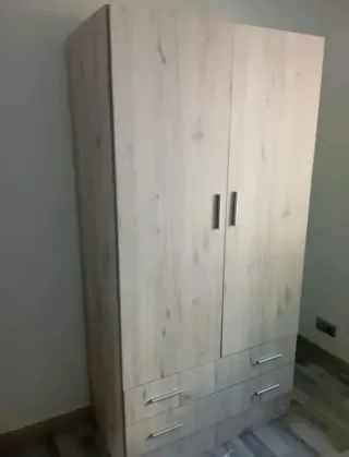 Armadio in legno con cassetti