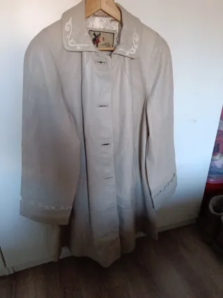 Gabardina de piel beige