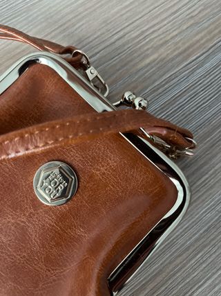 Bolso pequeño alargado marrón