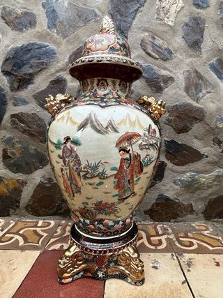 Jarrón antiguo decorado con figuras