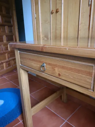 Escritorio de madera con cajones