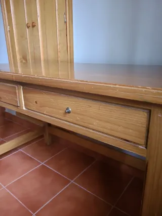 Escritorio de madera con cajones
