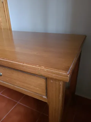 Escritorio de madera con cajones