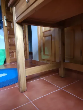 Escritorio de madera con cajones