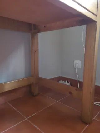 Escritorio de madera con cajones