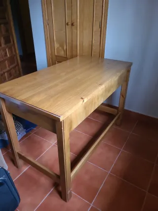 Escritorio de madera con cajones