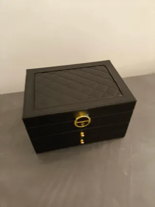 Portagioie nero con dettagli oro