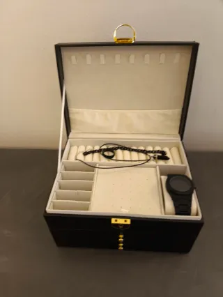 Portagioie nero con dettagli oro