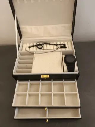 Portagioie nero con dettagli oro