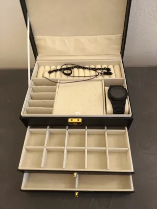 Portagioie nero con dettagli oro