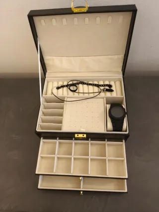 Portagioie nero con dettagli oro