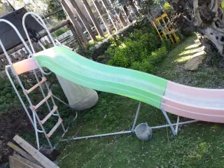 Tobogán infantil verde y rosa