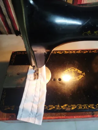 Máquina de coser Alfa con motor y caja