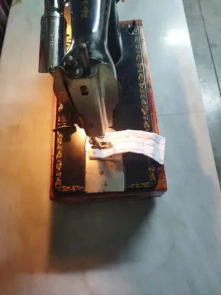 Máquina de coser Alfa con motor y caja