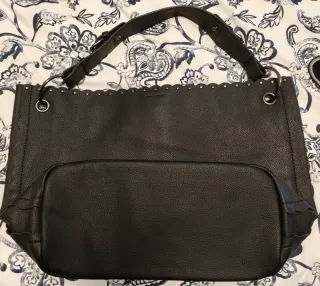 Bolso de hombro negro con detalle festoneado