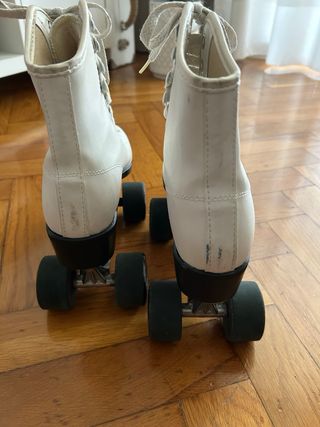 Pattini a rotelle bianchi
