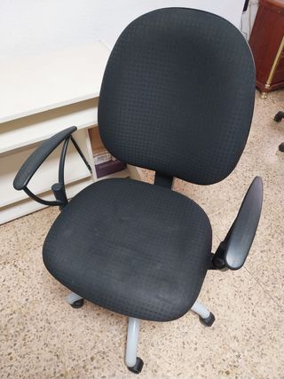 Silla de oficina giratoria negra