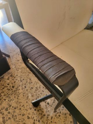 Silla de oficina blanca y negra